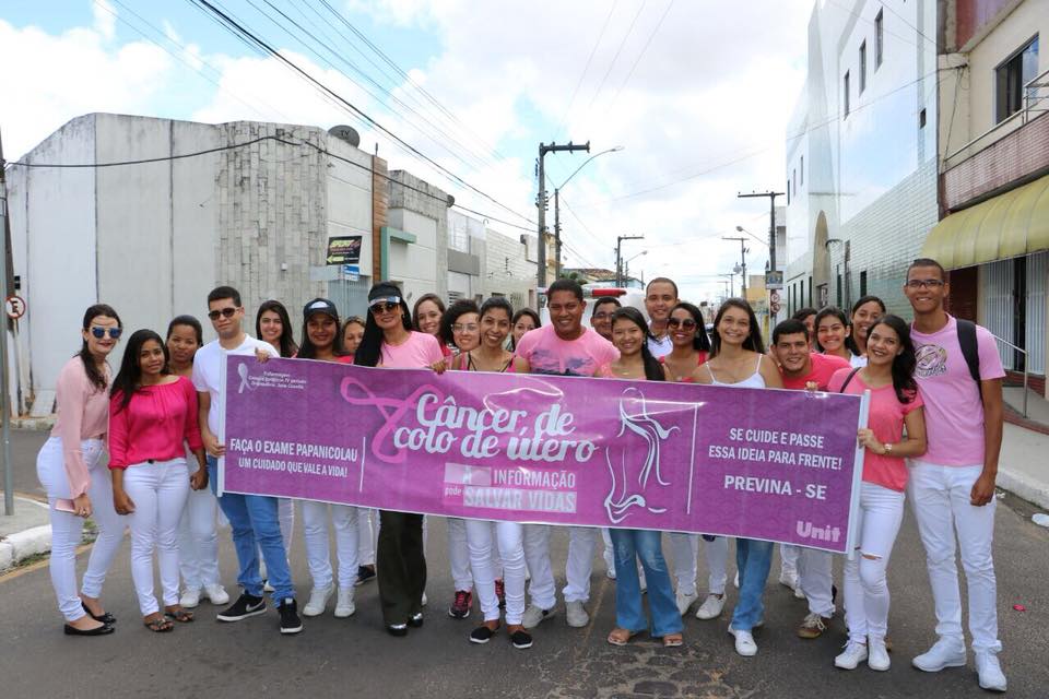 Vice-prefeita de Estância Adriana Leite participa de caminhada alusiva ao Outubro Rosa 