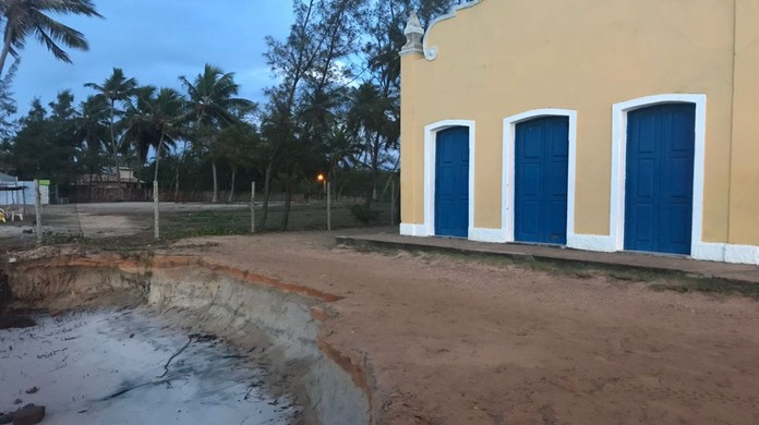 TRF concede liminar permitindo obra de contenção para proteger a capela da Praia do Saco