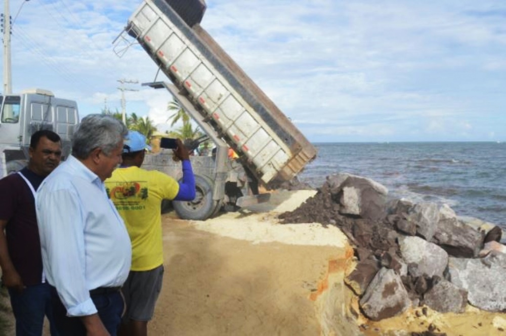 Prefeitura de Estância inicia obra de contenção para proteger igreja na Praia do Saco