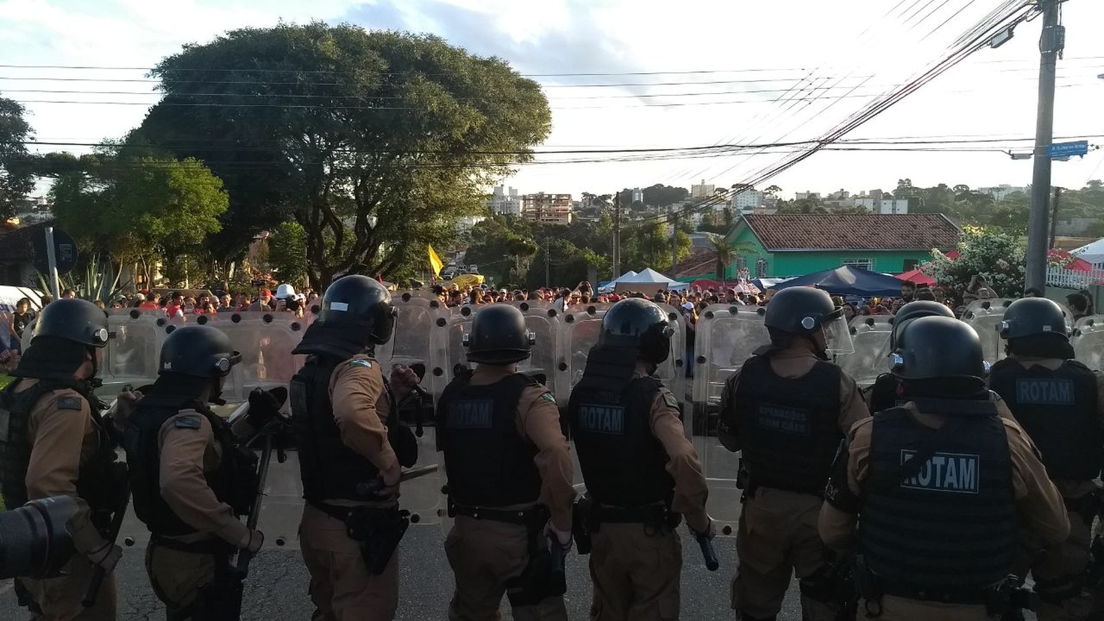 Policiamento no entorno da Polícia Federal, em Curitiba, é reforçado após prisão de Lula
