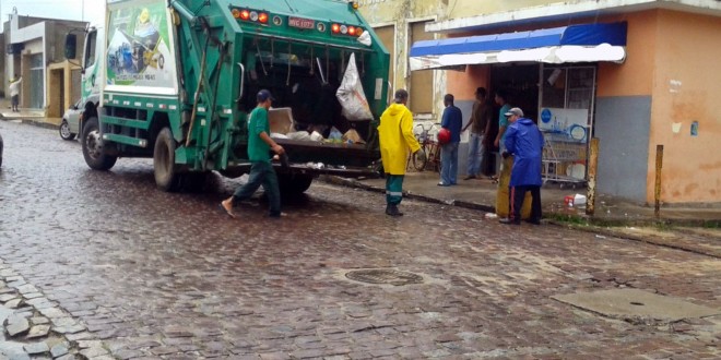 Prefeitura de Estância esclarece atraso na coleta de lixo da cidade