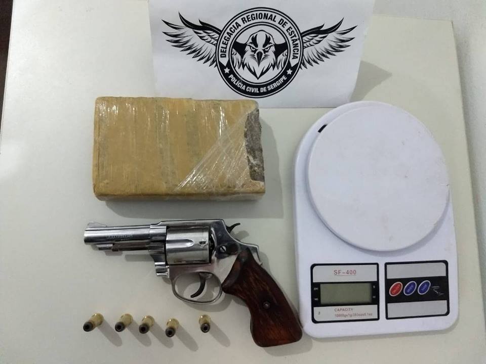 Polícia Civil de Estância prende em flagrante traficante e apreende drogas e arma de fogo