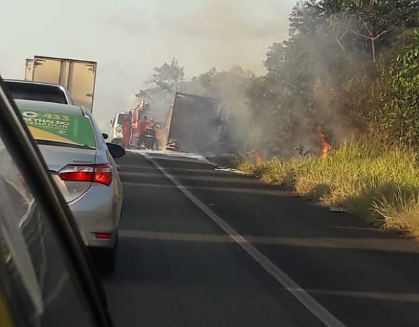 Flagrante: Caminhão baú pega fogo na BR 101 sentido Aracaju/Estância