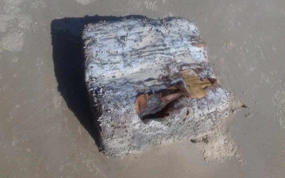 Estância: Pacotes misteriosos e de origem desconhecida são encontrados na Praia do Abaís