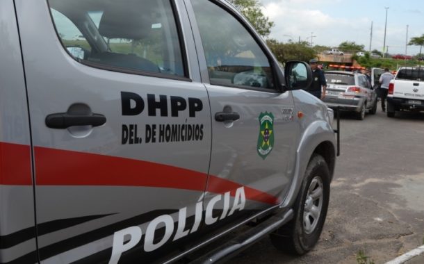 Policiais da Divisão de Homicídios e Proteção à Pessoa cumpre mandado de prisão em Estância
