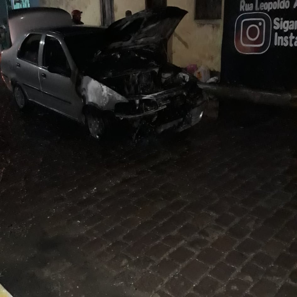 ESTÂNCIA: Carro pega fogo na Avenida Getúlio Vargas