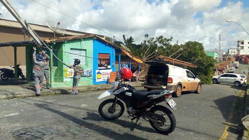 Árvore cai e danifica poste elétrico na Orlinha dos Pobres, em Estância