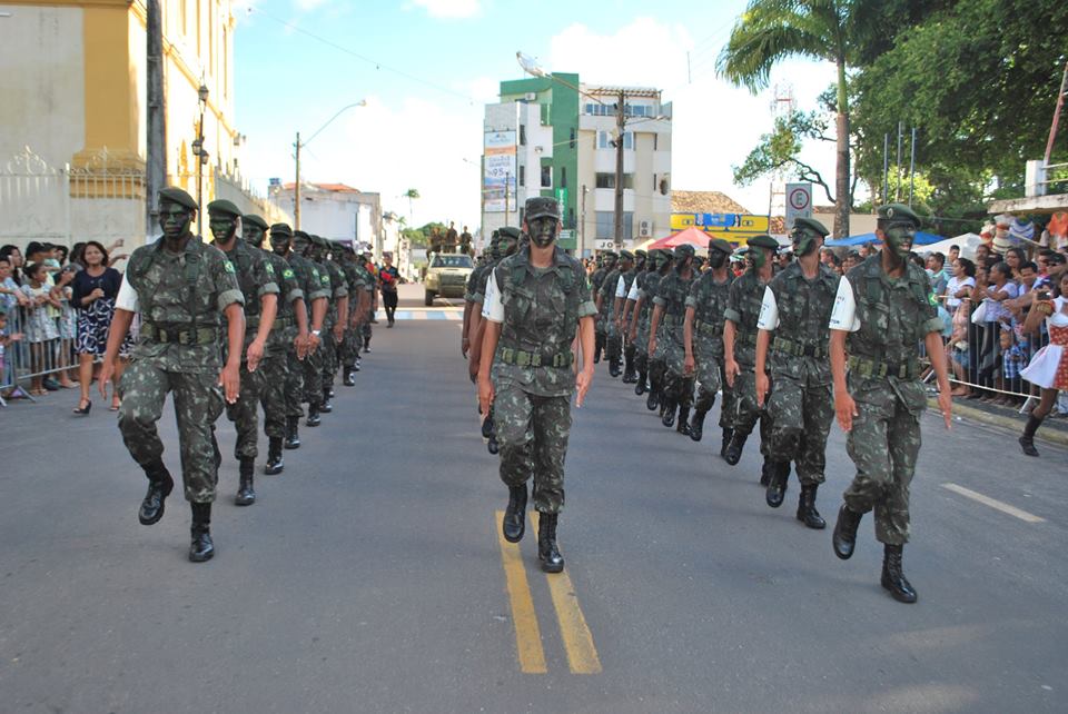 Desfile cívico de 7 de setembro em Estância reúne milhares de pessoas