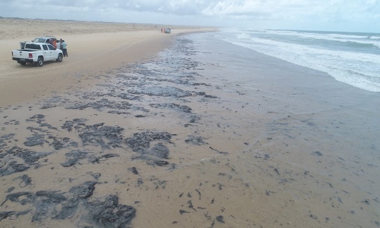 Cerca de 58 toneladas de óleo foram retiradas do litoral de Sergipe