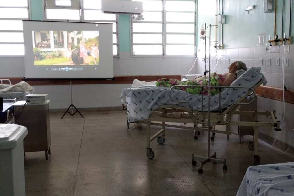 Hospital Regional de Estância implanta ‘cinema’ para os pacientes Covid-19