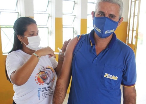 Motoristas de associação de transporte escolar são imunizados contra a Covid-19 em Estância