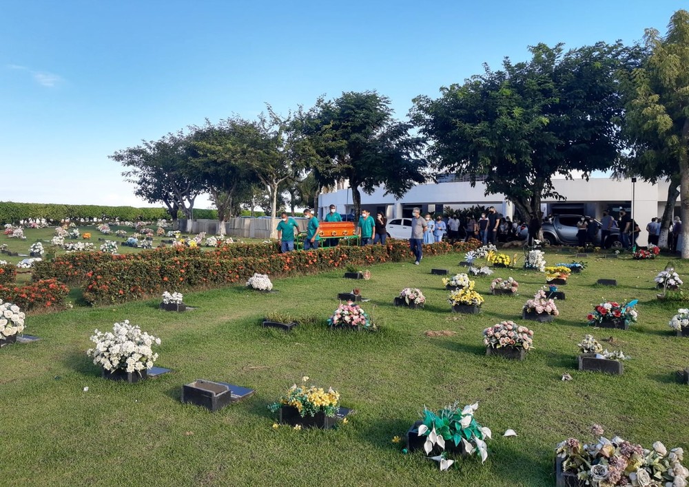 Em cerimônia reservada, corpo do empresário Jorge do Prado Leite foi sepultado em Aracaju