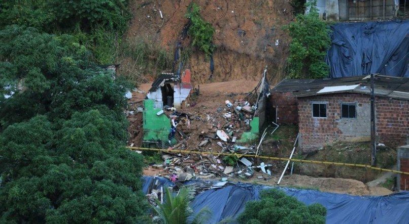 Sobe para 121 o número de mortos em enchentes em Pernambuco