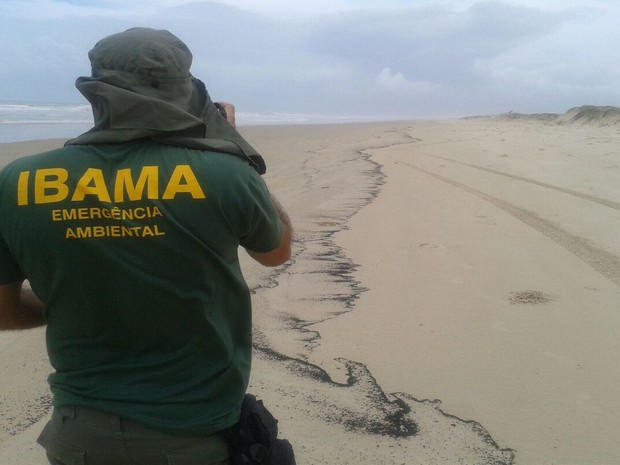 Praia do Abais: Ibama diz que mancha de óleo atinge 25 km do Litoral Sul de Sergipe