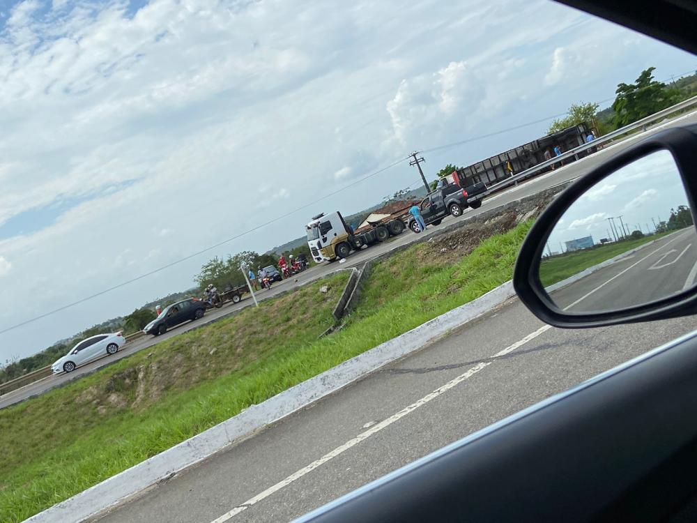 ESTÂNCIA: Carreta com carga de limão toma no retorno de acesso ao Bairro Cidade Nova