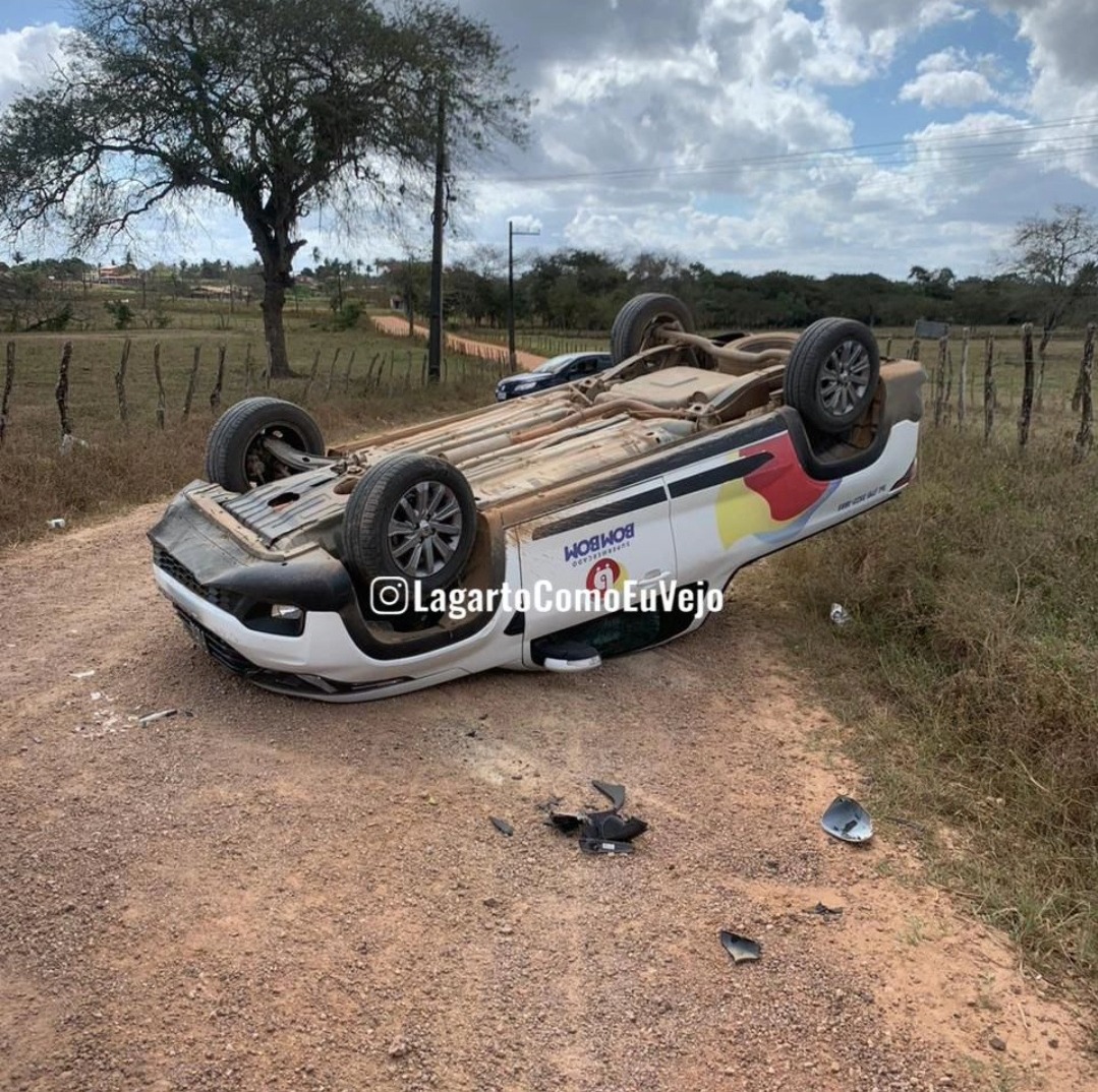 Veículo do supermercado BomBom capota na zona rural de Lagarto