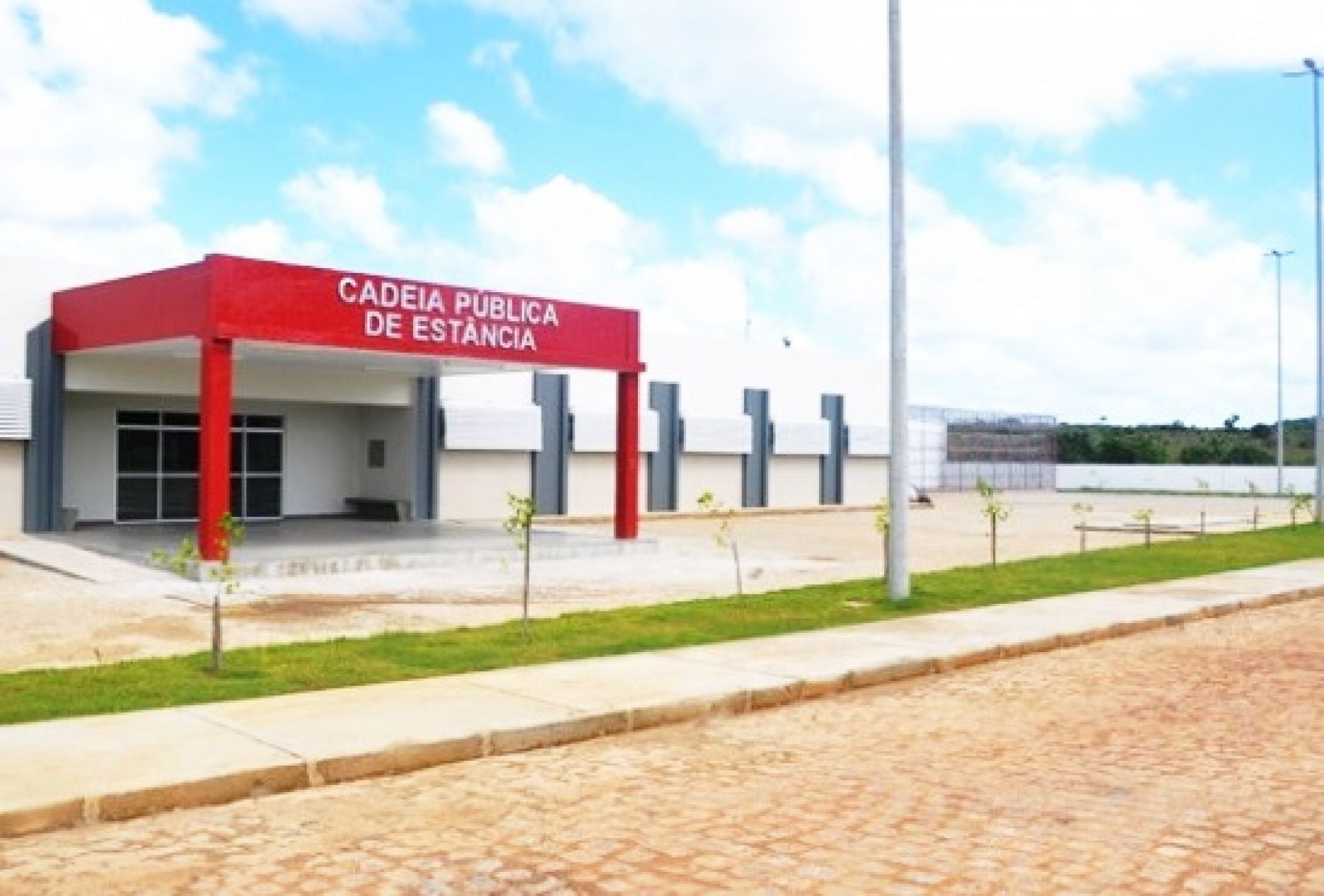 Jovem de 18 anos é presa em flagrante após tentar entrar com drogas na cadeia pública de Estância