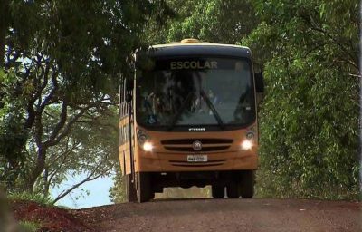 Grupo mascarado intercepta ônibus escolar e assalta estudantes na zona rural de Estância