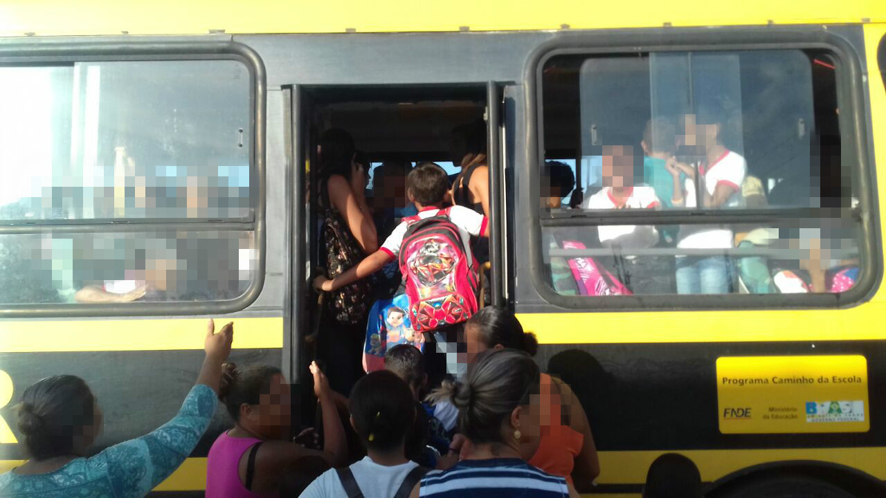 Estância: Ônibus escolar com superlotação transporta crianças em pé e sem segurança