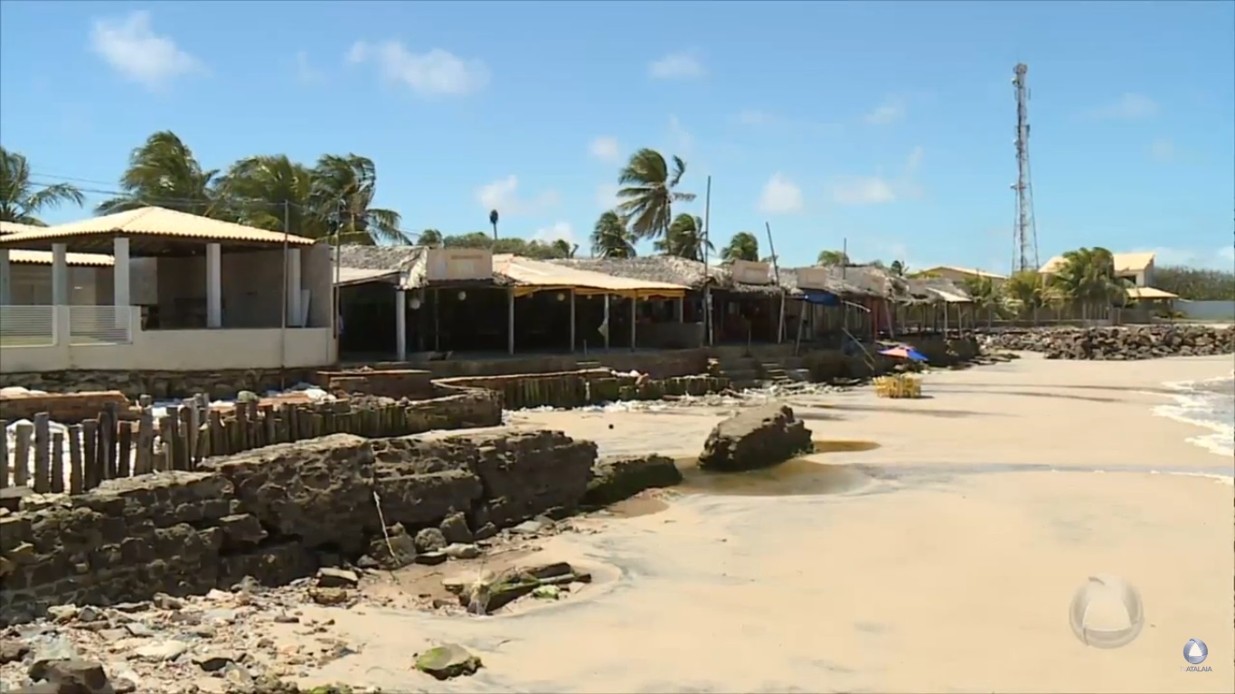Praia do Saco: Proprietários de bares e restaurante amargam prejuízos provocado pelo avanço da maré